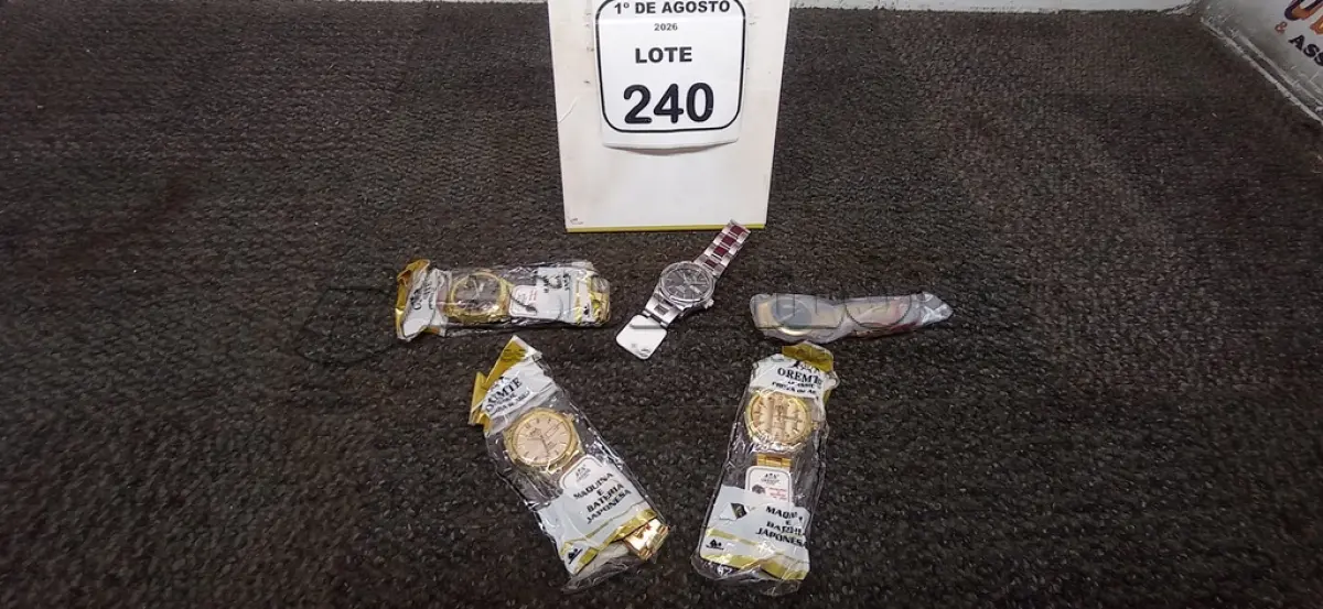 LOTE 240 - 05 RELÓGIOS DE PULSO DE MODELOS DIVERSOS. (NO ESTADO) ATENÇÃO! FAZER A VISITAÇÃO ANTES DE ARREMATAR, NÃO SABEMOS SE FUNCIONA, LEILÃO NÃO TEM GARANTIA E NEM DEVOLUÇÃO, SUJEITO A POSSÍVEIS AVARIAS VISÍVEIS/OCULTAS E/OU AUSÊNCIA DE COMPONENTES.