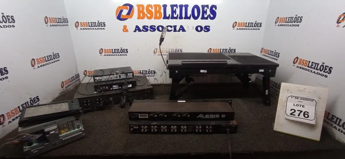 LOTE 276 - 01 SISTEMA DE DELAY STEREO MARCA NASHVILLE, 01 APARELHO DE DVD, 01 RECEPTOR DE TV, 01 EQUALIZADOR GRÁFICO MODELO M-EQ 230 MARCA ALESIS, 01 SELETOR DE ÁUDIO, 01 APARELHO DE SOM AUTOMOTIVO E 01 SUPORTE PARA NOTEBOOK PORTÁTIL. (NO ESTADO) ATENÇÃO! FAZER A VISITAÇÃO ANTES DE ARREMATAR, NÃO SABEMOS SE FUNCIONA, LEILÃO NÃO TEM GARANTIA E NEM DEVOLUÇÃO, SUJEITO A POSSÍVEIS AVARIAS VISÍVEIS/OCULTAS E/OU AUSÊNCIA DE COMPONENTES.