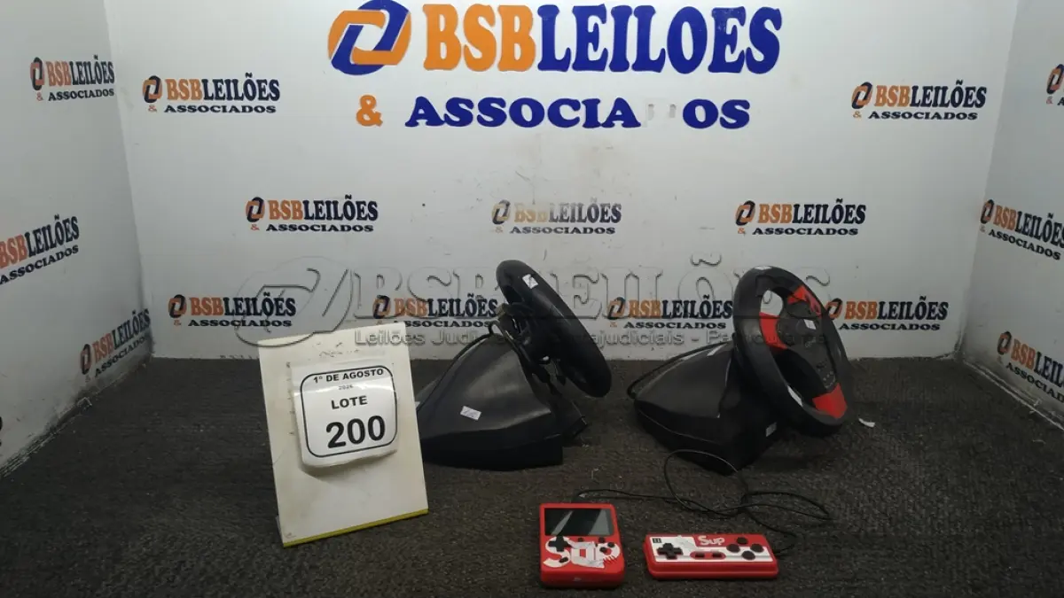 LOTE 200 - 01 VÍDEO GAME PORTÁTIL E 02 VOLANTES PARA VÍDEO GAME. (NO ESTADO) ATENÇÃO! FAZER A VISITAÇÃO ANTES DE ARREMATAR, NÃO SABEMOS SE FUNCIONA, LEILÃO NÃO TEM GARANTIA E NEM DEVOLUÇÃO, SUJEITO A POSSÍVEIS AVARIAS VISÍVEIS/OCULTAS E/OU AUSÊNCIA DE COMPONENTES.