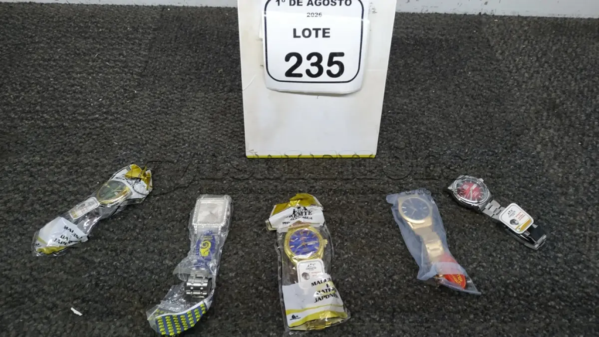 LOTE 235 - 05 RELÓGIOS DE PULSO DE MODELOS DIVERSOS. (NO ESTADO) ATENÇÃO! FAZER A VISITAÇÃO ANTES DE ARREMATAR, NÃO SABEMOS SE FUNCIONA, LEILÃO NÃO TEM GARANTIA E NEM DEVOLUÇÃO, SUJEITO A POSSÍVEIS AVARIAS VISÍVEIS/OCULTAS E/OU AUSÊNCIA DE COMPONENTES.