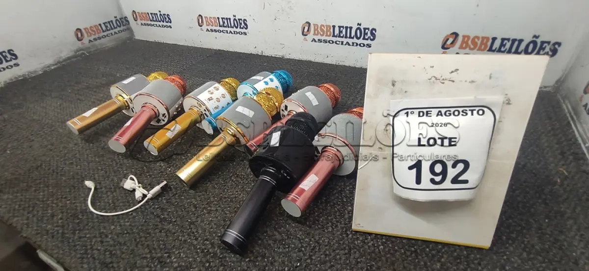 LOTE 192 - 08 CAIXINHAS DE SOM EM FORMATO DE MICROFONE. (NO ESTADO) ATENÇÃO! FAZER A VISITAÇÃO ANTES DE ARREMATAR, NÃO SABEMOS SE FUNCIONA, LEILÃO NÃO TEM GARANTIA E NEM DEVOLUÇÃO, SUJEITO A POSSÍVEIS AVARIAS VISÍVEIS/OCULTAS E/OU AUSÊNCIA DE COMPONENTES.