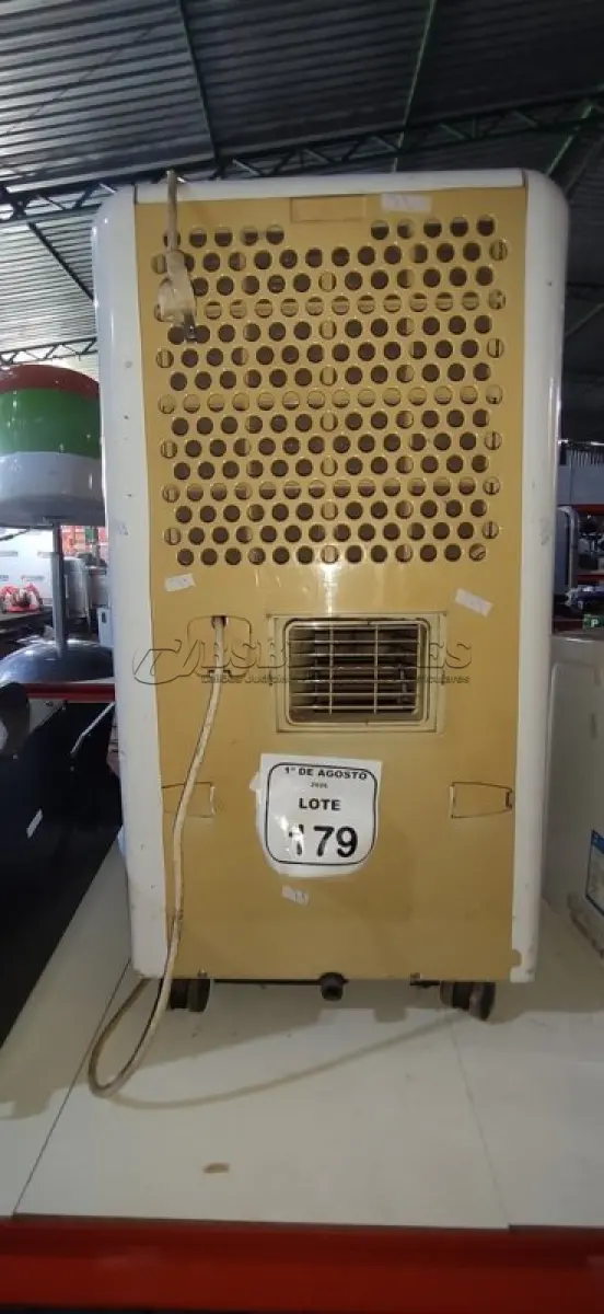 LOTE 179 - 01 AR CONDICIONADO PORTÁTIL MARCA KOMECO. (NO ESTADO) ATENÇÃO! FAZER A VISITAÇÃO ANTES DE ARREMATAR, NÃO SABEMOS SE FUNCIONA, LEILÃO NÃO TEM GARANTIA E NEM DEVOLUÇÃO, SUJEITO A POSSÍVEIS AVARIAS VISÍVEIS/OCULTAS E/OU AUSÊNCIA DE COMPONENTES.