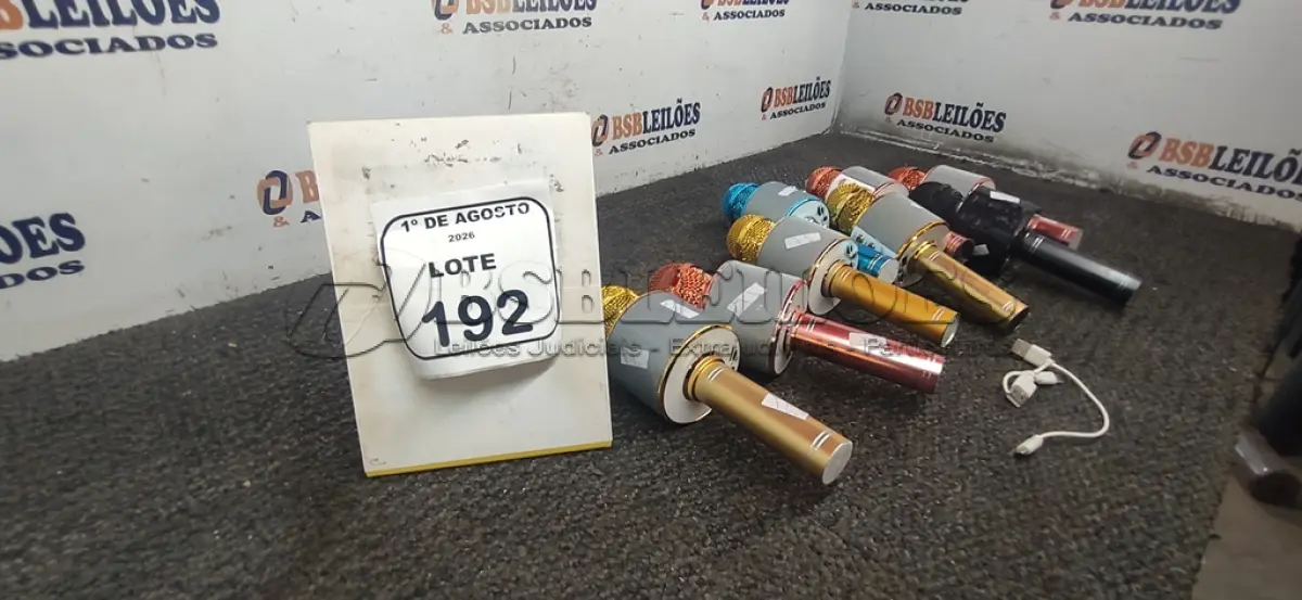 LOTE 192 - 08 CAIXINHAS DE SOM EM FORMATO DE MICROFONE. (NO ESTADO) ATENÇÃO! FAZER A VISITAÇÃO ANTES DE ARREMATAR, NÃO SABEMOS SE FUNCIONA, LEILÃO NÃO TEM GARANTIA E NEM DEVOLUÇÃO, SUJEITO A POSSÍVEIS AVARIAS VISÍVEIS/OCULTAS E/OU AUSÊNCIA DE COMPONENTES.