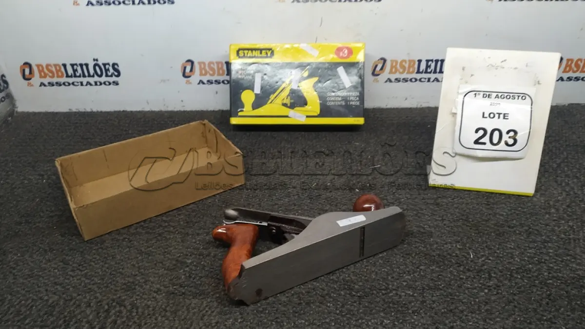 LOTE 203 - 01 PLAINA MANUAL N3 MARCA STANLEY. (NO ESTADO) ATENÇÃO! FAZER A VISITAÇÃO ANTES DE ARREMATAR, NÃO SABEMOS SE FUNCIONA, LEILÃO NÃO TEM GARANTIA E NEM DEVOLUÇÃO, SUJEITO A POSSÍVEIS AVARIAS VISÍVEIS/OCULTAS E/OU AUSÊNCIA DE COMPONENTES.