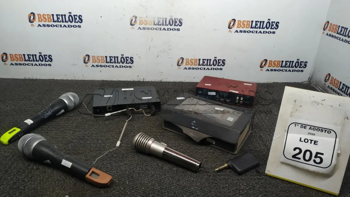 LOTE 205 - 01 INTERFACE DE ÁUDIO MARCA SCARLLET, 01 RECEPTOR DE MICROFONE SEM FIO MARCA JTS E 03 MICROFONES DE MARCAS E MODELOS DIVERSOS. (NO ESTADO) ATENÇÃO! FAZER A VISITAÇÃO ANTES DE ARREMATAR, NÃO SABEMOS SE FUNCIONA, LEILÃO NÃO TEM GARANTIA E NEM DEVOLUÇÃO, SUJEITO A POSSÍVEIS AVARIAS VISÍVEIS/OCULTAS E/OU AUSÊNCIA DE COMPONENTES.