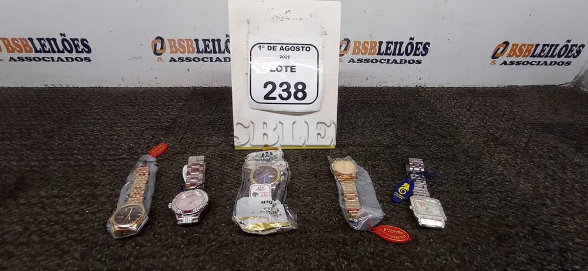 LOTE 238 - 05 RELÓGIOS DE PULSO DE MODELOS DIVERSOS. (NO ESTADO) ATENÇÃO! FAZER A VISITAÇÃO ANTES DE ARREMATAR, NÃO SABEMOS SE FUNCIONA, LEILÃO NÃO TEM GARANTIA E NEM DEVOLUÇÃO, SUJEITO A POSSÍVEIS AVARIAS VISÍVEIS/OCULTAS E/OU AUSÊNCIA DE COMPONENTES.