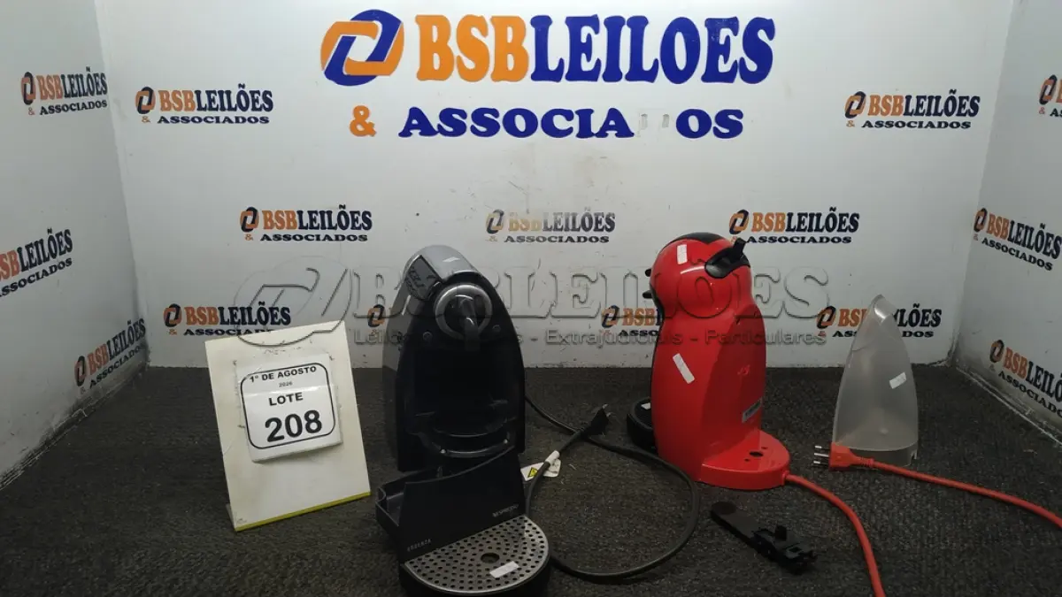 LOTE 208 - 02 CAFETEIRAS DE MARCAS MODELOS DIVERSOS. (NO ESTADO) ATENÇÃO! FAZER A VISITAÇÃO ANTES DE ARREMATAR, NÃO SABEMOS SE FUNCIONA, LEILÃO NÃO TEM GARANTIA E NEM DEVOLUÇÃO, SUJEITO A POSSÍVEIS AVARIAS VISÍVEIS/OCULTAS E/OU AUSÊNCIA DE COMPONENTES.