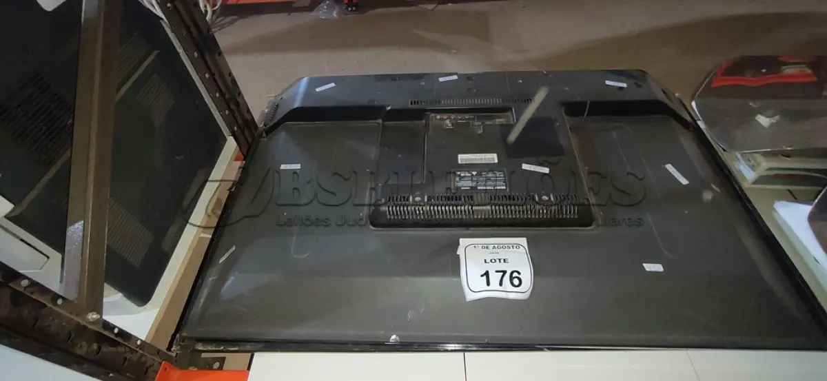 LOTE 176 - 01 TV 43’’ MARCA PHILIPS E 01 TV 42’’ MARCA SEMP TOSHIBA PARA RETIRADA DE PEÇAS. (NO ESTADO) ATENÇÃO! FAZER A VISITAÇÃO ANTES DE ARREMATAR, NÃO SABEMOS SE FUNCIONA, LEILÃO NÃO TEM GARANTIA E NEM DEVOLUÇÃO, SUJEITO A POSSÍVEIS AVARIAS VISÍVEIS/OCULTAS E/OU AUSÊNCIA DE COMPONENTES.