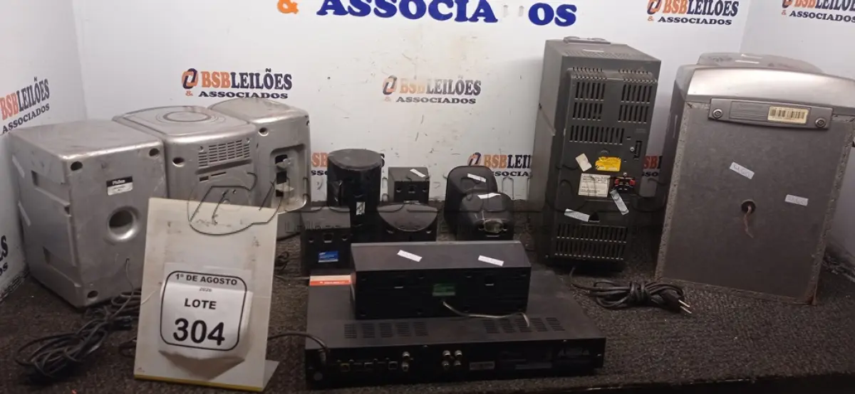LOTE 304 - 01 HOME THEATER MARCA PHILCO, 08 CAIXAS DE SOM, 01 AMPLIFICADOR E 01 APARELHO DE SOM COM 02 CAIXAS. (NO ESTADO) ATENÇÃO! FAZER A VISITAÇÃO ANTES DE ARREMATAR, NÃO SABEMOS SE FUNCIONA, LEILÃO NÃO TEM GARANTIA E NEM DEVOLUÇÃO, SUJEITO A POSSÍVEIS AVARIAS VISÍVEIS/OCULTAS E/OU AUSÊNCIA DE COMPONENTES.