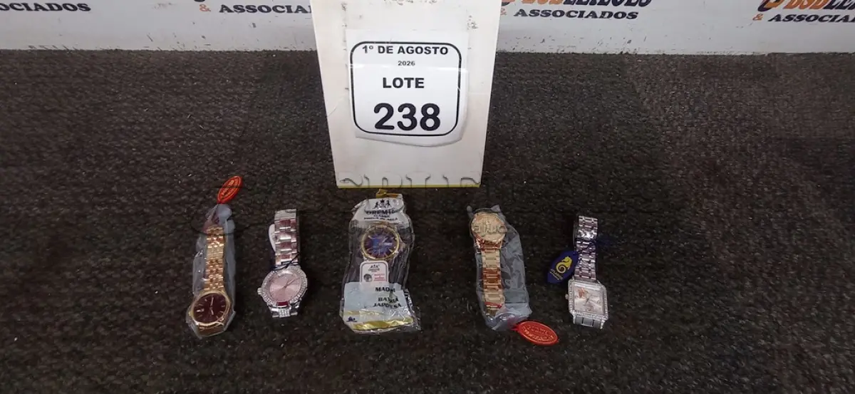LOTE 238 - 05 RELÓGIOS DE PULSO DE MODELOS DIVERSOS. (NO ESTADO) ATENÇÃO! FAZER A VISITAÇÃO ANTES DE ARREMATAR, NÃO SABEMOS SE FUNCIONA, LEILÃO NÃO TEM GARANTIA E NEM DEVOLUÇÃO, SUJEITO A POSSÍVEIS AVARIAS VISÍVEIS/OCULTAS E/OU AUSÊNCIA DE COMPONENTES.