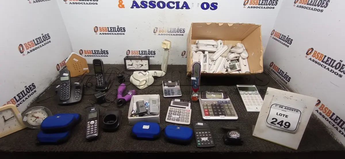 LOTE 249 - 01 LOTE COM GRANDE QUANTIDADE DE CONTROLES DE AR-CONDICIONADO, CALCULADORAS, TELEFONES FIXOS, APARELHOS AURICULARES E ELETRÔNICOS DIVERSOS. (NO ESTADO) ATENÇÃO! FAZER A VISITAÇÃO ANTES DE ARREMATAR, NÃO SABEMOS SE FUNCIONA, LEILÃO NÃO TEM GARANTIA E NEM DEVOLUÇÃO, SUJEITO A POSSÍVEIS AVARIAS VISÍVEIS/OCULTAS E/OU AUSÊNCIA DE COMPONENTES.