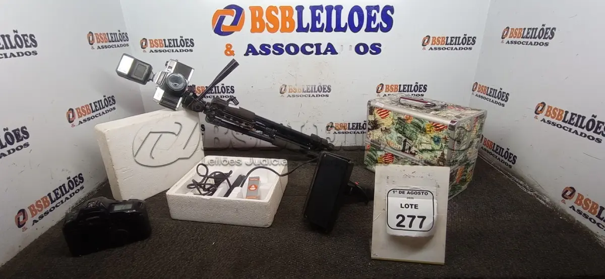 LOTE 277 - 01 REFLETOR MARCA FLECTALUX, 01 CAIXA COM DIVISÓRIAS, 02 CÂMERAS E 01 TRIPÉ. (NO ESTADO) ATENÇÃO! FAZER A VISITAÇÃO ANTES DE ARREMATAR, NÃO SABEMOS SE FUNCIONA, LEILÃO NÃO TEM GARANTIA E NEM DEVOLUÇÃO, SUJEITO A POSSÍVEIS AVARIAS VISÍVEIS/OCULTAS E/OU AUSÊNCIA DE COMPONENTES.
