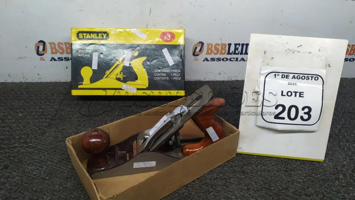 LOTE 203 - 01 PLAINA MANUAL N3 MARCA STANLEY. (NO ESTADO) ATENÇÃO! FAZER A VISITAÇÃO ANTES DE ARREMATAR, NÃO SABEMOS SE FUNCIONA, LEILÃO NÃO TEM GARANTIA E NEM DEVOLUÇÃO, SUJEITO A POSSÍVEIS AVARIAS VISÍVEIS/OCULTAS E/OU AUSÊNCIA DE COMPONENTES.