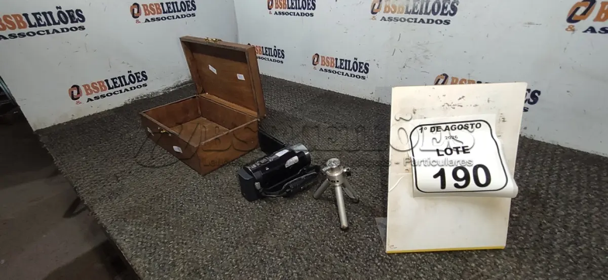 LOTE 190 - 01 FILMADORA MODELO HANDYCAM MARCA SONY COM TRIPÉ E 01 CAIXA DE MADEIRA. (NO ESTADO) ATENÇÃO! FAZER A VISITAÇÃO ANTES DE ARREMATAR, NÃO SABEMOS SE FUNCIONA, LEILÃO NÃO TEM GARANTIA E NEM DEVOLUÇÃO, SUJEITO A POSSÍVEIS AVARIAS VISÍVEIS/OCULTAS E/OU AUSÊNCIA DE COMPONENTES.