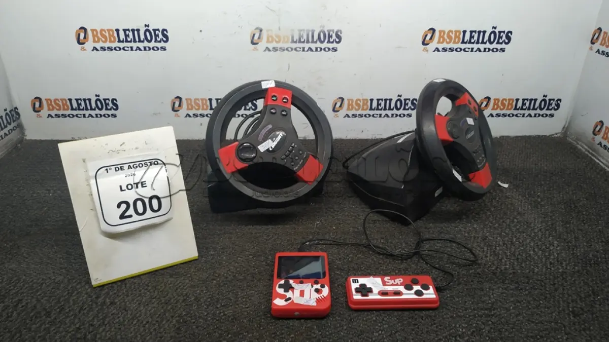 LOTE 200 - 01 VÍDEO GAME PORTÁTIL E 02 VOLANTES PARA VÍDEO GAME. (NO ESTADO) ATENÇÃO! FAZER A VISITAÇÃO ANTES DE ARREMATAR, NÃO SABEMOS SE FUNCIONA, LEILÃO NÃO TEM GARANTIA E NEM DEVOLUÇÃO, SUJEITO A POSSÍVEIS AVARIAS VISÍVEIS/OCULTAS E/OU AUSÊNCIA DE COMPONENTES.