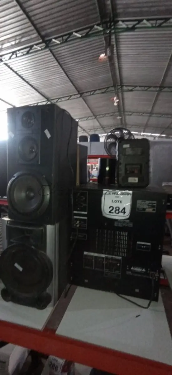 LOTE 284 - 01 APARELHO DE SOM MODELO LBT-N555AV MARCA SONY E 06 CAIXAS DE SOM DE MARCAS E MODELOS DIVERSOS. (NO ESTADO) ATENÇÃO! FAZER A VISITAÇÃO ANTES DE ARREMATAR, NÃO SABEMOS SE FUNCIONA, LEILÃO NÃO TEM GARANTIA E NEM DEVOLUÇÃO, SUJEITO A POSSÍVEIS AVARIAS VISÍVEIS/OCULTAS E/OU AUSÊNCIA DE COMPONENTES.
