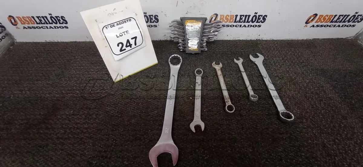 LOTE 247 - 01 JOGO DE CHAVE FIXAS DE AÇO CARBONO 8 PEÇAS 6X7 A 20X22MM MARCA HAMMER E  05 CHAVES COMBINADAS N* 32,23,17,16,15. (NO ESTADO) ATENÇÃO! FAZER A VISITAÇÃO ANTES DE ARREMATAR, NÃO SABEMOS SE FUNCIONA, LEILÃO NÃO TEM GARANTIA E NEM DEVOLUÇÃO, SUJEITO A POSSÍVEIS AVARIAS VISÍVEIS/OCULTAS E/OU AUSÊNCIA DE COMPONENTES.