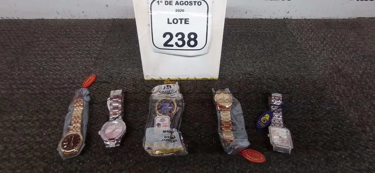 LOTE 238 - 05 RELÓGIOS DE PULSO DE MODELOS DIVERSOS. (NO ESTADO) ATENÇÃO! FAZER A VISITAÇÃO ANTES DE ARREMATAR, NÃO SABEMOS SE FUNCIONA, LEILÃO NÃO TEM GARANTIA E NEM DEVOLUÇÃO, SUJEITO A POSSÍVEIS AVARIAS VISÍVEIS/OCULTAS E/OU AUSÊNCIA DE COMPONENTES.