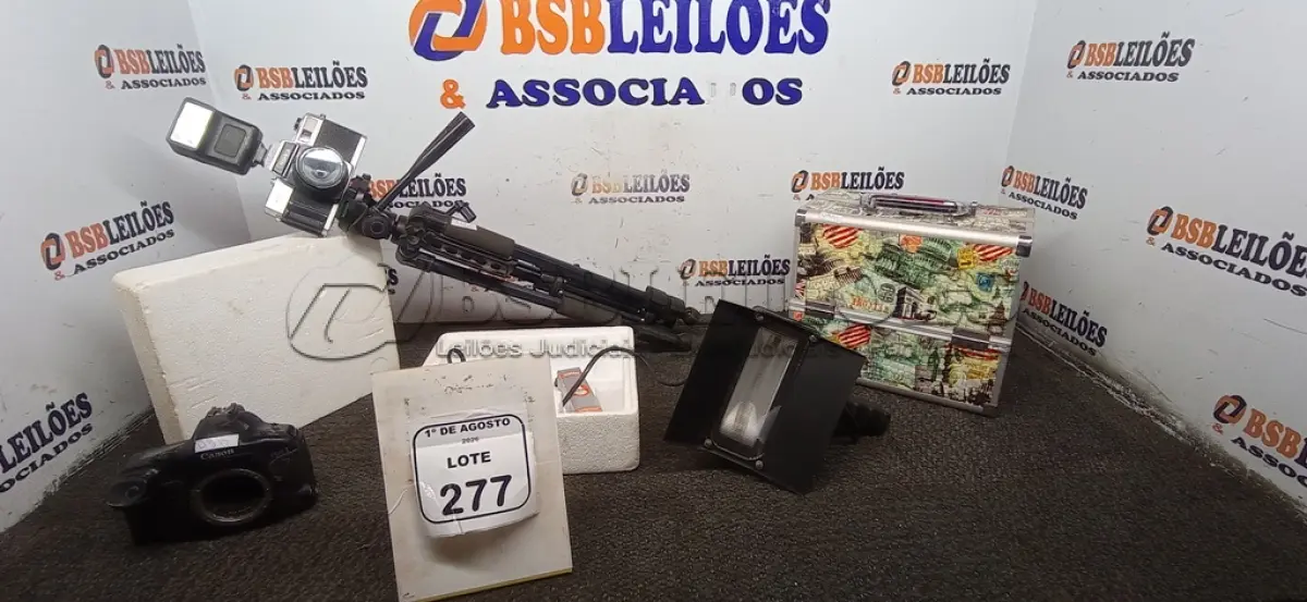 LOTE 277 - 01 REFLETOR MARCA FLECTALUX, 01 CAIXA COM DIVISÓRIAS, 02 CÂMERAS E 01 TRIPÉ. (NO ESTADO) ATENÇÃO! FAZER A VISITAÇÃO ANTES DE ARREMATAR, NÃO SABEMOS SE FUNCIONA, LEILÃO NÃO TEM GARANTIA E NEM DEVOLUÇÃO, SUJEITO A POSSÍVEIS AVARIAS VISÍVEIS/OCULTAS E/OU AUSÊNCIA DE COMPONENTES.