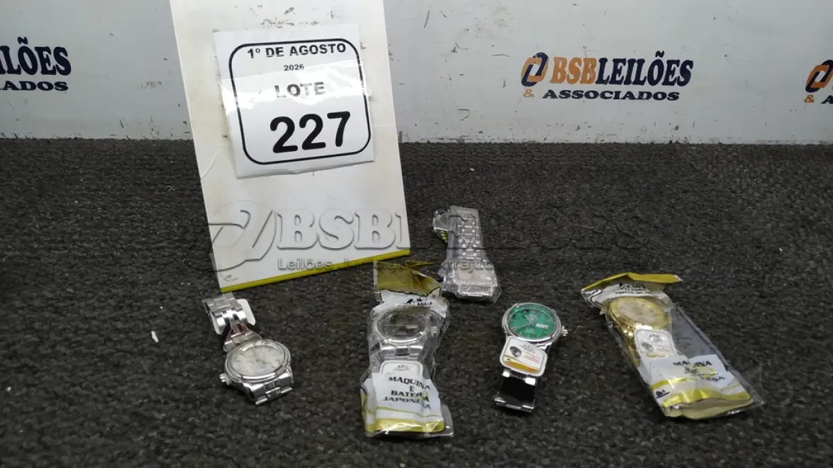 LOTE 227 - 05 RELÓGIOS DE PULSO DE MODELOS DIVERSOS. (NO ESTADO) ATENÇÃO! FAZER A VISITAÇÃO ANTES DE ARREMATAR, NÃO SABEMOS SE FUNCIONA, LEILÃO NÃO TEM GARANTIA E NEM DEVOLUÇÃO, SUJEITO A POSSÍVEIS AVARIAS VISÍVEIS/OCULTAS E/OU AUSÊNCIA DE COMPONENTES.