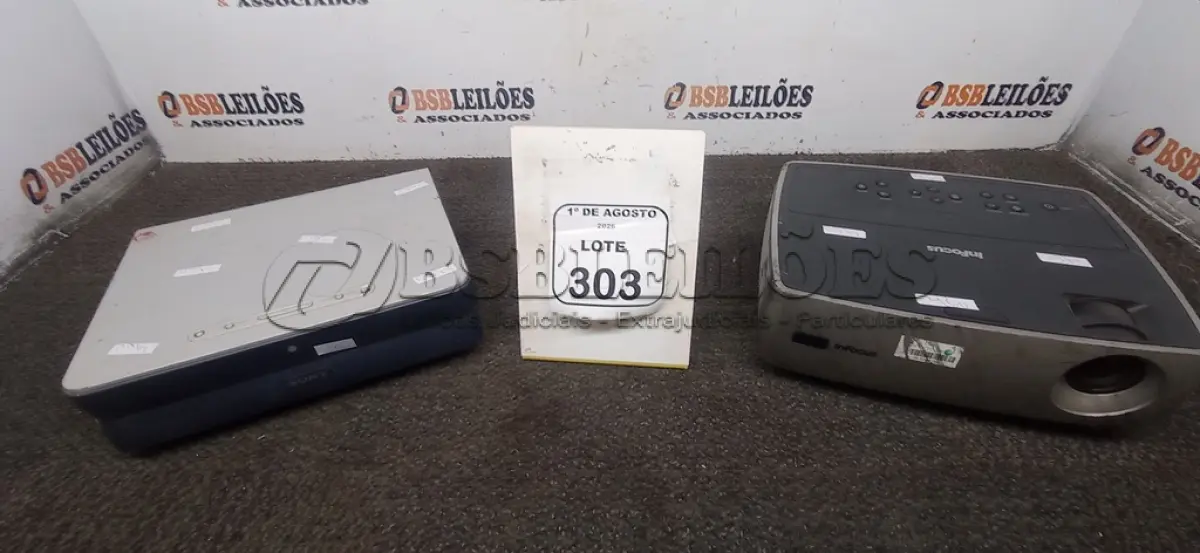 LOTE 303 - 02 PROJETORES MARCA SONY E INFOCUS. (NO ESTADO) ATENÇÃO! FAZER A VISITAÇÃO ANTES DE ARREMATAR, NÃO SABEMOS SE FUNCIONA, LEILÃO NÃO TEM GARANTIA E NEM DEVOLUÇÃO, SUJEITO A POSSÍVEIS AVARIAS VISÍVEIS/OCULTAS E/OU AUSÊNCIA DE COMPONENTES.