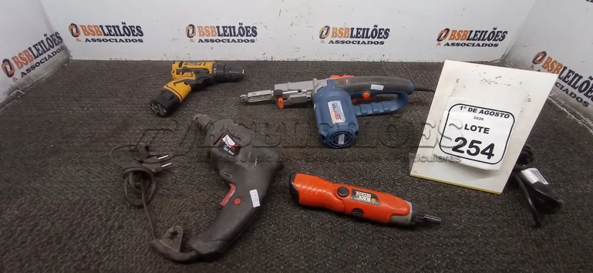LOTE 254 - 01 MINI LIXADEIRA DE CINTA, 01 FURADEIRA E 02 PARAFUSADEIRAS DE MARCAS E MODELOS DIVERSOS. (NO ESTADO) ATENÇÃO! FAZER A VISITAÇÃO ANTES DE ARREMATAR, NÃO SABEMOS SE FUNCIONA, LEILÃO NÃO TEM GARANTIA E NEM DEVOLUÇÃO, SUJEITO A POSSÍVEIS AVARIAS VISÍVEIS/OCULTAS E/OU AUSÊNCIA DE COMPONENTES.