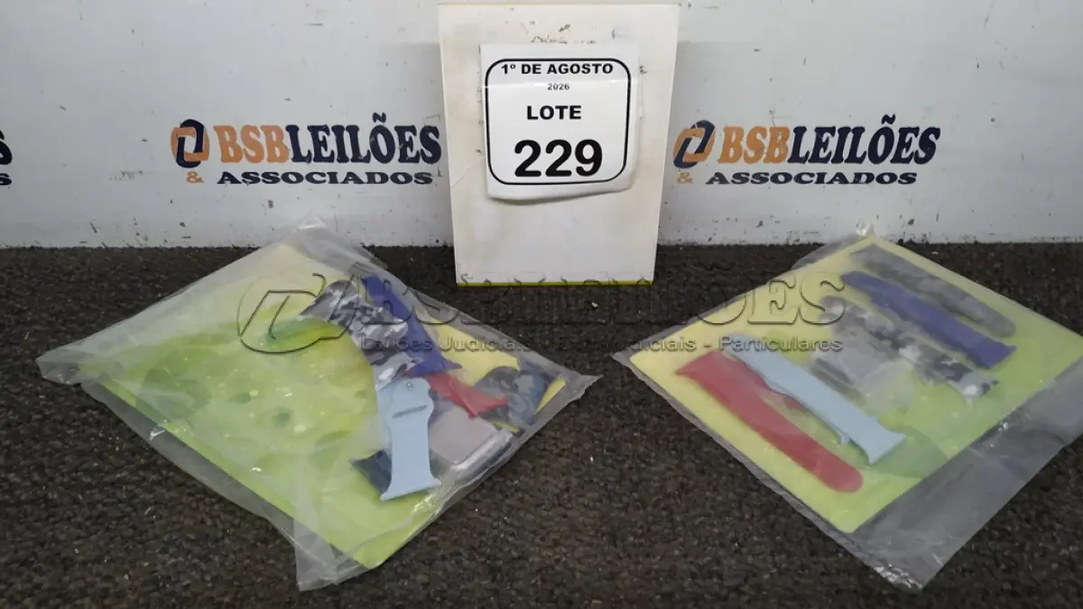 LOTE 229 - 02 RELÓGIOS INTELIGENTES COM 05 PULSEIRAS. (NO ESTADO) ATENÇÃO! FAZER A VISITAÇÃO ANTES DE ARREMATAR, NÃO SABEMOS SE FUNCIONA, LEILÃO NÃO TEM GARANTIA E NEM DEVOLUÇÃO, SUJEITO A POSSÍVEIS AVARIAS VISÍVEIS/OCULTAS E/OU AUSÊNCIA DE COMPONENTES.