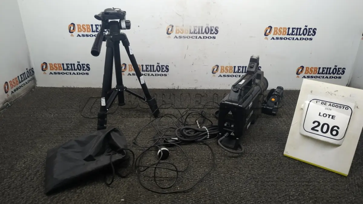 LOTE 206 - 01 FILMADORA MODELO NEWVICON MARCA PANASONIC E 01 TRIPÉ. (NO ESTADO) ATENÇÃO! FAZER A VISITAÇÃO ANTES DE ARREMATAR, NÃO SABEMOS SE FUNCIONA, LEILÃO NÃO TEM GARANTIA E NEM DEVOLUÇÃO, SUJEITO A POSSÍVEIS AVARIAS VISÍVEIS/OCULTAS E/OU AUSÊNCIA DE COMPONENTES.