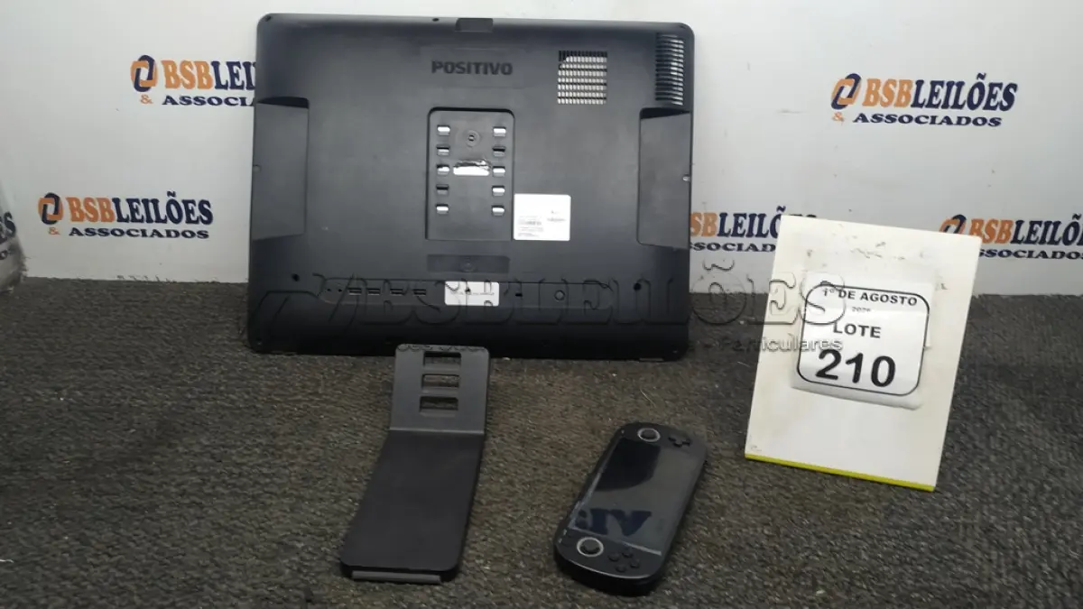 LOTE 210 - 01 ALL IN ONE MARCA POSITIVO E 01 CONSOLE PORTÁTIL SMART PRO 128GB MARCA TRIMUI. (NO ESTADO) ATENÇÃO! FAZER A VISITAÇÃO ANTES DE ARREMATAR, NÃO SABEMOS SE FUNCIONA, LEILÃO NÃO TEM GARANTIA E NEM DEVOLUÇÃO, SUJEITO A POSSÍVEIS AVARIAS VISÍVEIS/OCULTAS E/OU AUSÊNCIA DE COMPONENTES.