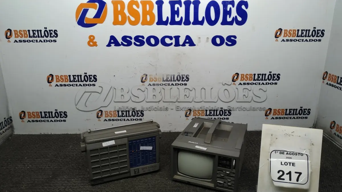 LOTE 217 - 01 MINI TV/RÁDIO E 01 RÁDIO ANTIGO. (NO ESTADO) ATENÇÃO! FAZER A VISITAÇÃO ANTES DE ARREMATAR, NÃO SABEMOS SE FUNCIONA, LEILÃO NÃO TEM GARANTIA E NEM DEVOLUÇÃO, SUJEITO A POSSÍVEIS AVARIAS VISÍVEIS/OCULTAS E/OU AUSÊNCIA DE COMPONENTES.