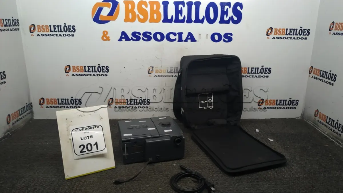 LOTE 201 - 01 APARELHO DE CPAP DA LINHA RESPIRONICS M-SERIES. (NO ESTADO) ATENÇÃO! FAZER A VISITAÇÃO ANTES DE ARREMATAR, NÃO SABEMOS SE FUNCIONA, LEILÃO NÃO TEM GARANTIA E NEM DEVOLUÇÃO, SUJEITO A POSSÍVEIS AVARIAS VISÍVEIS/OCULTAS E/OU AUSÊNCIA DE COMPONENTES.