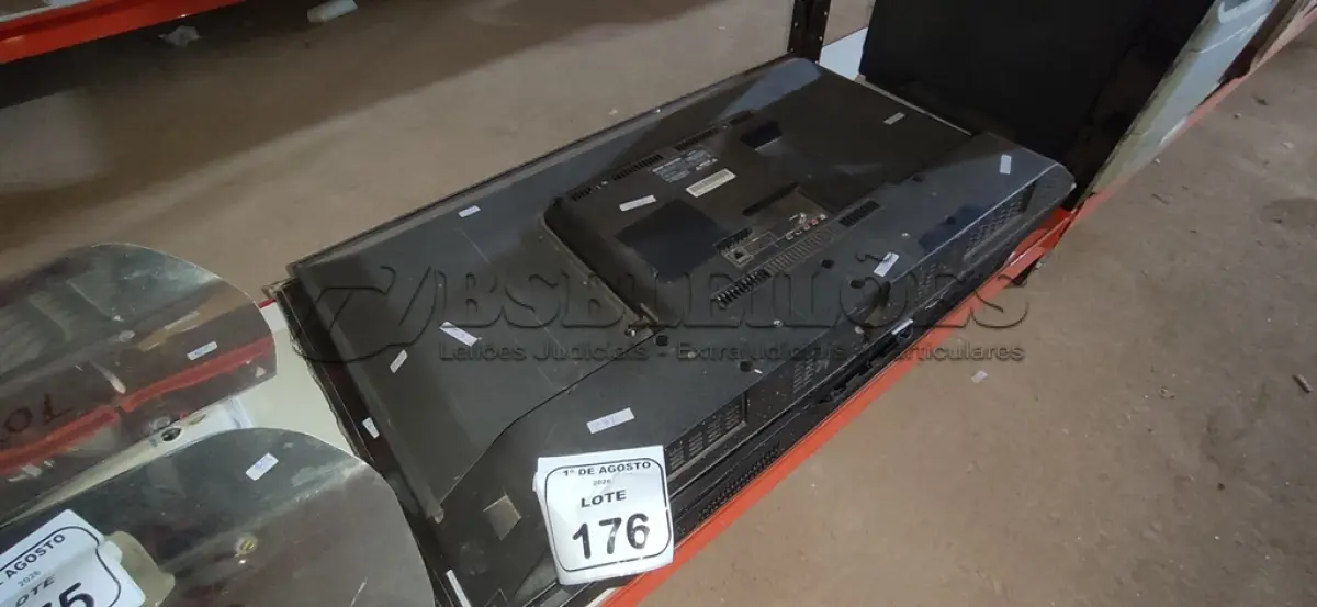 LOTE 176 - 01 TV 43’’ MARCA PHILIPS E 01 TV 42’’ MARCA SEMP TOSHIBA PARA RETIRADA DE PEÇAS. (NO ESTADO) ATENÇÃO! FAZER A VISITAÇÃO ANTES DE ARREMATAR, NÃO SABEMOS SE FUNCIONA, LEILÃO NÃO TEM GARANTIA E NEM DEVOLUÇÃO, SUJEITO A POSSÍVEIS AVARIAS VISÍVEIS/OCULTAS E/OU AUSÊNCIA DE COMPONENTES.