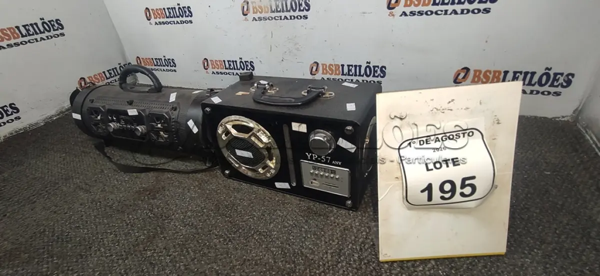 LOTE 195 - 02 CAIXAS DE SOM PORTÁTEIS. (NO ESTADO) ATENÇÃO! FAZER A VISITAÇÃO ANTES DE ARREMATAR, NÃO SABEMOS SE FUNCIONA, LEILÃO NÃO TEM GARANTIA E NEM DEVOLUÇÃO, SUJEITO A POSSÍVEIS AVARIAS VISÍVEIS/OCULTAS E/OU AUSÊNCIA DE COMPONENTES.