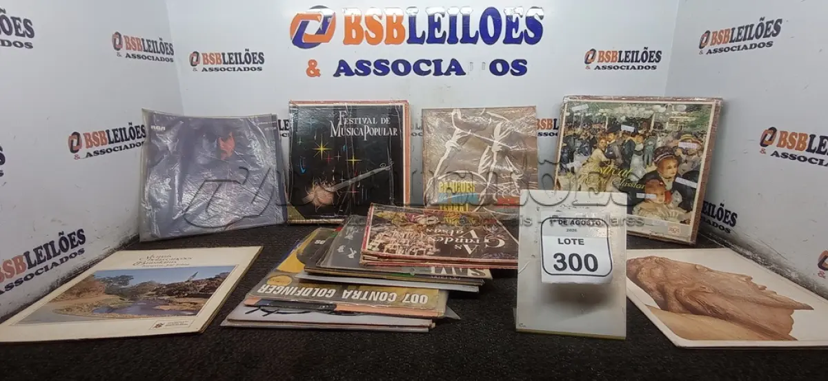 LOTE 300 - 01 LOTE COM GRANDE QUANTIDADE DE DISCOS VINIL. (NO ESTADO) ATENÇÃO! FAZER A VISITAÇÃO ANTES DE ARREMATAR, NÃO SABEMOS SE FUNCIONA, LEILÃO NÃO TEM GARANTIA E NEM DEVOLUÇÃO, SUJEITO A POSSÍVEIS AVARIAS VISÍVEIS/OCULTAS E/OU AUSÊNCIA DE COMPONENTES.