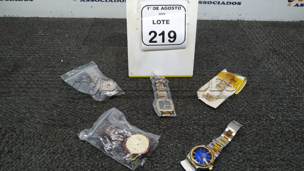 LOTE 219 - 05 RELÓGIOS DE PULSO DE MODELOS DIVERSOS. (NO ESTADO) ATENÇÃO! FAZER A VISITAÇÃO ANTES DE ARREMATAR, NÃO SABEMOS SE FUNCIONA, LEILÃO NÃO TEM GARANTIA E NEM DEVOLUÇÃO, SUJEITO A POSSÍVEIS AVARIAS VISÍVEIS/OCULTAS E/OU AUSÊNCIA DE COMPONENTES.