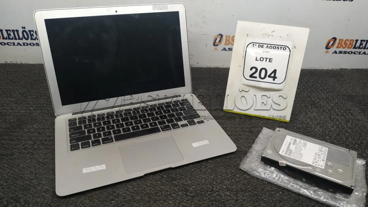 LOTE 204 - 01 MACBOOK APPLE. (NO ESTADO) ATENÇÃO! FAZER A VISITAÇÃO ANTES DE ARREMATAR, NÃO SABEMOS SE FUNCIONA, LEILÃO NÃO TEM GARANTIA E NEM DEVOLUÇÃO, SUJEITO A POSSÍVEIS AVARIAS VISÍVEIS/OCULTAS E/OU AUSÊNCIA DE COMPONENTES.