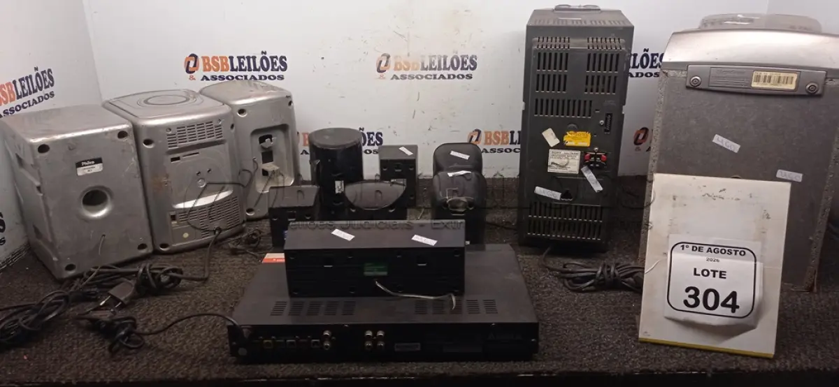 LOTE 304 - 01 HOME THEATER MARCA PHILCO, 08 CAIXAS DE SOM, 01 AMPLIFICADOR E 01 APARELHO DE SOM COM 02 CAIXAS. (NO ESTADO) ATENÇÃO! FAZER A VISITAÇÃO ANTES DE ARREMATAR, NÃO SABEMOS SE FUNCIONA, LEILÃO NÃO TEM GARANTIA E NEM DEVOLUÇÃO, SUJEITO A POSSÍVEIS AVARIAS VISÍVEIS/OCULTAS E/OU AUSÊNCIA DE COMPONENTES.