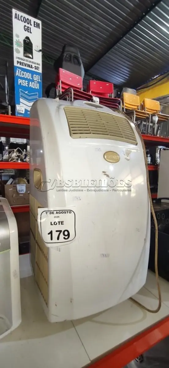 LOTE 179 - 01 AR CONDICIONADO PORTÁTIL MARCA KOMECO. (NO ESTADO) ATENÇÃO! FAZER A VISITAÇÃO ANTES DE ARREMATAR, NÃO SABEMOS SE FUNCIONA, LEILÃO NÃO TEM GARANTIA E NEM DEVOLUÇÃO, SUJEITO A POSSÍVEIS AVARIAS VISÍVEIS/OCULTAS E/OU AUSÊNCIA DE COMPONENTES.