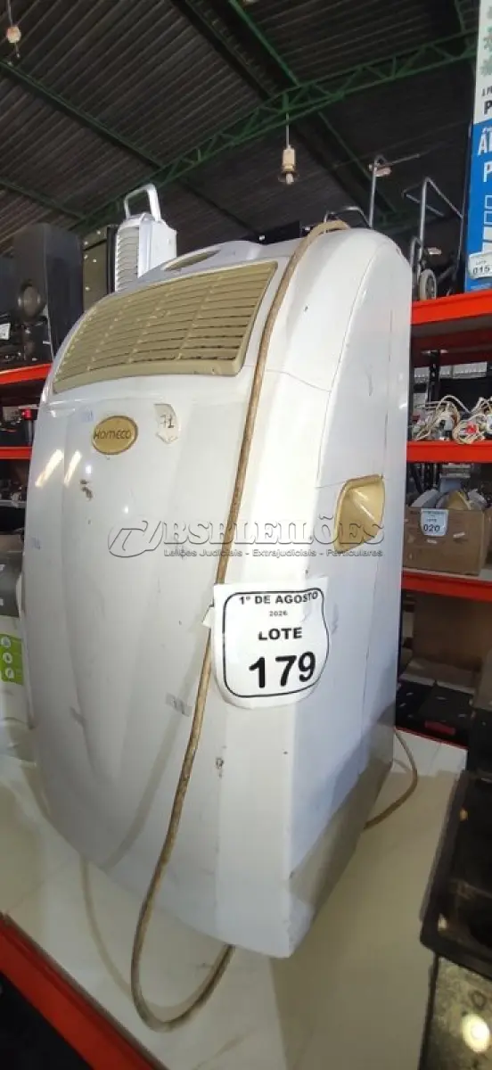 LOTE 179 - 01 AR CONDICIONADO PORTÁTIL MARCA KOMECO. (NO ESTADO) ATENÇÃO! FAZER A VISITAÇÃO ANTES DE ARREMATAR, NÃO SABEMOS SE FUNCIONA, LEILÃO NÃO TEM GARANTIA E NEM DEVOLUÇÃO, SUJEITO A POSSÍVEIS AVARIAS VISÍVEIS/OCULTAS E/OU AUSÊNCIA DE COMPONENTES.