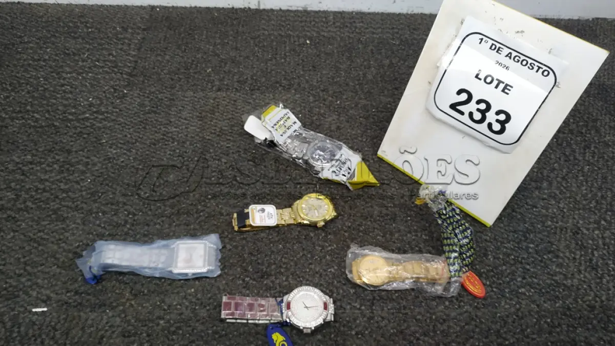 LOTE 233 - 05 RELÓGIOS DE PULSO DE MODELOS DIVERSOS. (NO ESTADO) ATENÇÃO! FAZER A VISITAÇÃO ANTES DE ARREMATAR, NÃO SABEMOS SE FUNCIONA, LEILÃO NÃO TEM GARANTIA E NEM DEVOLUÇÃO, SUJEITO A POSSÍVEIS AVARIAS VISÍVEIS/OCULTAS E/OU AUSÊNCIA DE COMPONENTES.