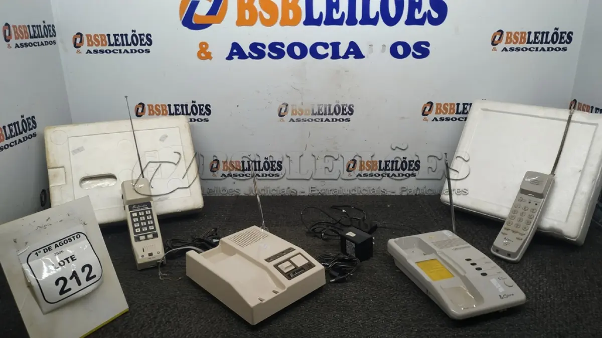 LOTE 212 - 02 APARELHOS DE TELEFONE FIXO MODELOS ANTIGOS. (NO ESTADO) ATENÇÃO! FAZER A VISITAÇÃO ANTES DE ARREMATAR, NÃO SABEMOS SE FUNCIONA, LEILÃO NÃO TEM GARANTIA E NEM DEVOLUÇÃO, SUJEITO A POSSÍVEIS AVARIAS VISÍVEIS/OCULTAS E/OU AUSÊNCIA DE COMPONENTES.