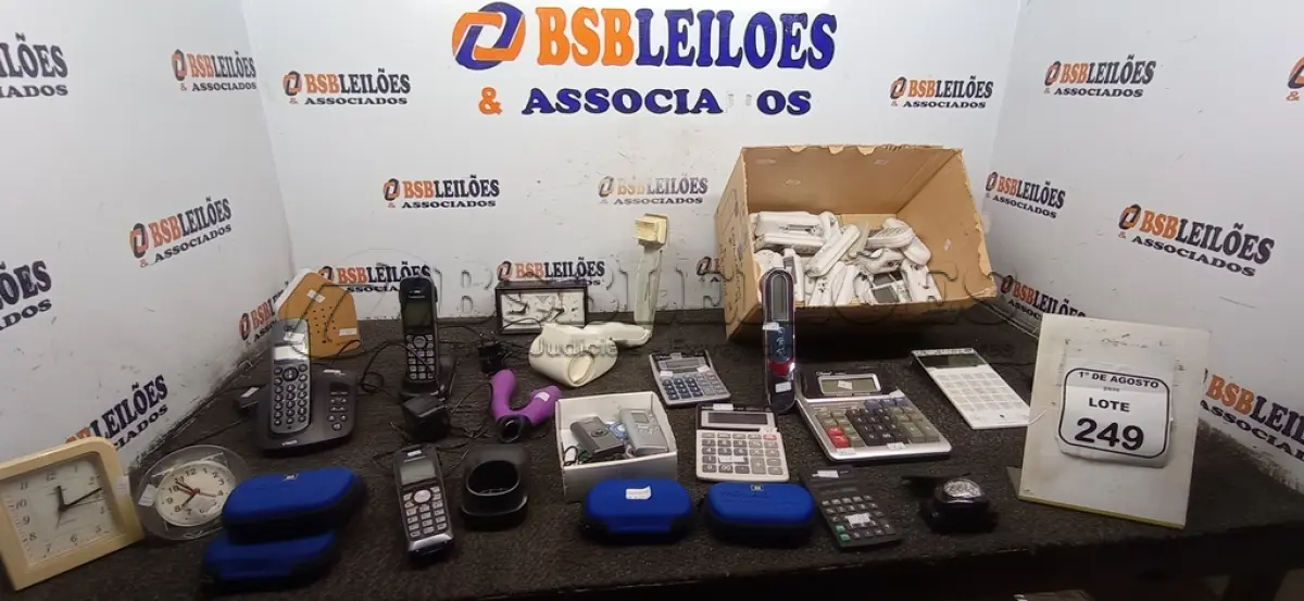 LOTE 249 - 01 LOTE COM GRANDE QUANTIDADE DE CONTROLES DE AR-CONDICIONADO, CALCULADORAS, TELEFONES FIXOS, APARELHOS AURICULARES E ELETRÔNICOS DIVERSOS. (NO ESTADO) ATENÇÃO! FAZER A VISITAÇÃO ANTES DE ARREMATAR, NÃO SABEMOS SE FUNCIONA, LEILÃO NÃO TEM GARANTIA E NEM DEVOLUÇÃO, SUJEITO A POSSÍVEIS AVARIAS VISÍVEIS/OCULTAS E/OU AUSÊNCIA DE COMPONENTES.