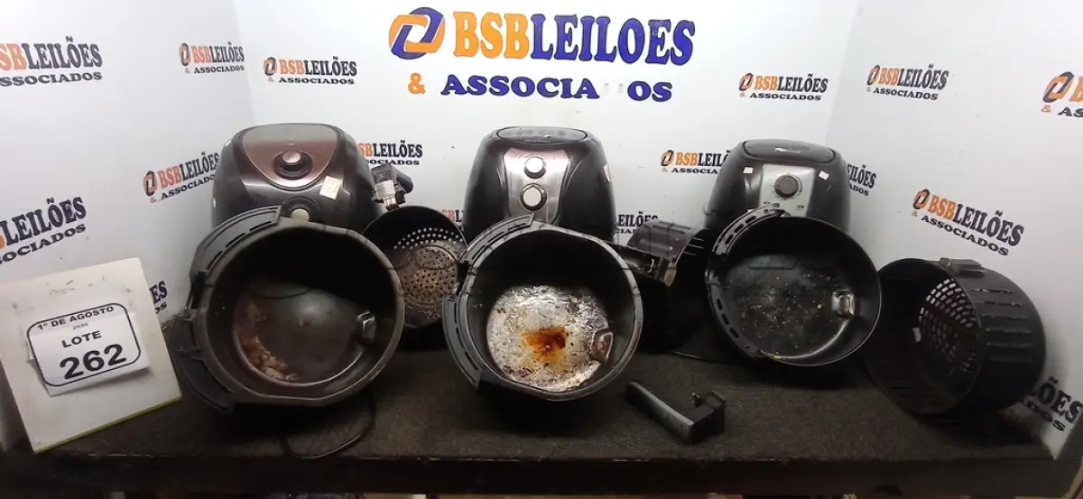 LOTE 262 - 03 AIR FRYERS DE MARCAS E MODELOS DIVERSOS. (NO ESTADO) ATENÇÃO! FAZER A VISITAÇÃO ANTES DE ARREMATAR, NÃO SABEMOS SE FUNCIONA, LEILÃO NÃO TEM GARANTIA E NEM DEVOLUÇÃO, SUJEITO A POSSÍVEIS AVARIAS VISÍVEIS/OCULTAS E/OU AUSÊNCIA DE COMPONENTES.