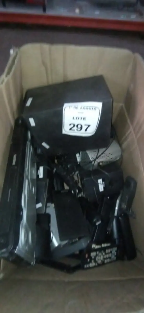 LOTE 297 - 01 APARELHO DE DVD, 01 ADAPTADOR PARA HD E VÁRIAS CAIXAS DE SOM E CONTROLES REMOTO DE MARCAS E MODELOS DIVERSOS. (NO ESTADO) ATENÇÃO! FAZER A VISITAÇÃO ANTES DE ARREMATAR, NÃO SABEMOS SE FUNCIONA, LEILÃO NÃO TEM GARANTIA E NEM DEVOLUÇÃO, SUJEITO A POSSÍVEIS AVARIAS VISÍVEIS/OCULTAS E/OU AUSÊNCIA DE COMPONENTES.