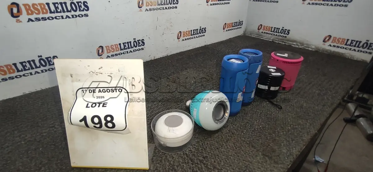 LOTE 198 - 06 CAIXAS DE SOM DE MARCAS E MODELOS DIVERSOS. (NO ESTADO) ATENÇÃO! FAZER A VISITAÇÃO ANTES DE ARREMATAR, NÃO SABEMOS SE FUNCIONA, LEILÃO NÃO TEM GARANTIA E NEM DEVOLUÇÃO, SUJEITO A POSSÍVEIS AVARIAS VISÍVEIS/OCULTAS E/OU AUSÊNCIA DE COMPONENTES.