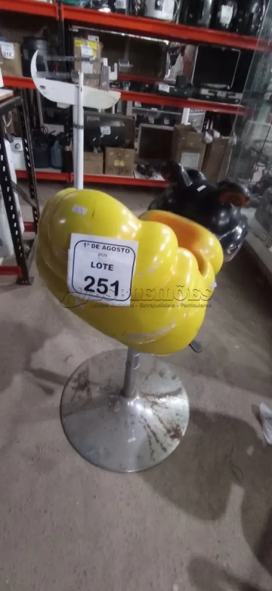 LOTE 251 - 01 BANQUETA INFANTIL PARA BARBEIROS. (NO ESTADO) ATENÇÃO! FAZER A VISITAÇÃO ANTES DE ARREMATAR, NÃO SABEMOS SE FUNCIONA, LEILÃO NÃO TEM GARANTIA E NEM DEVOLUÇÃO, SUJEITO A POSSÍVEIS AVARIAS VISÍVEIS/OCULTAS E/OU AUSÊNCIA DE COMPONENTES.
