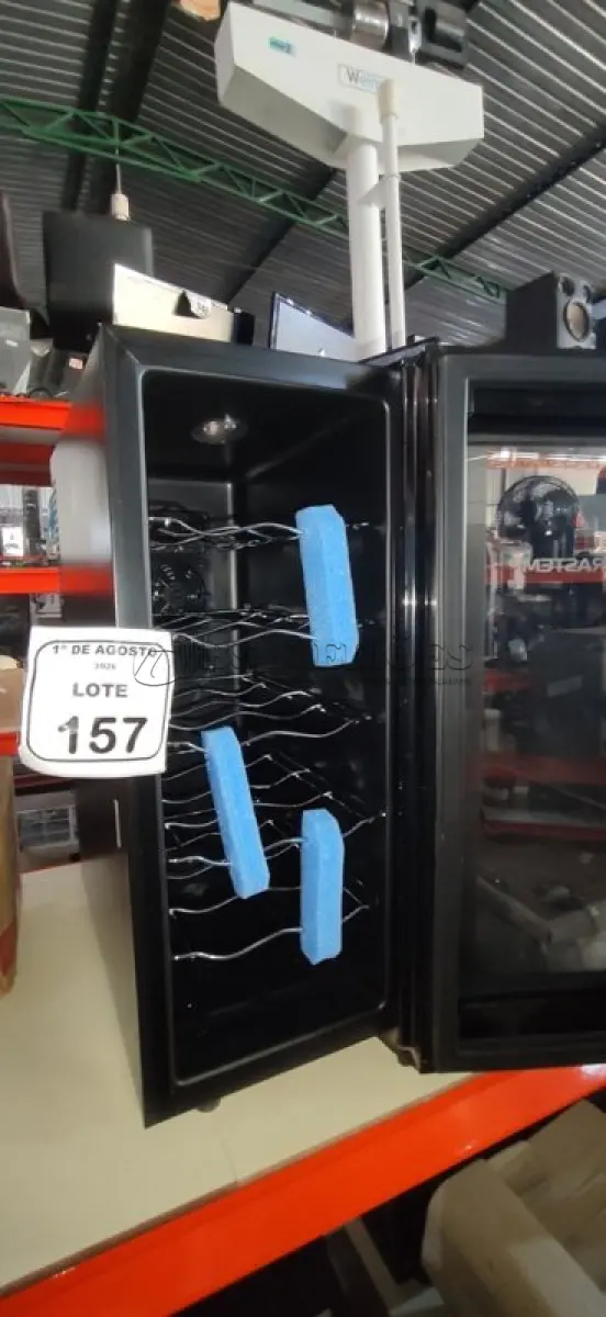 LOTE 157 - 01 ADEGA DE VINHOS 220V MARCA BRASTEMP. (NO ESTADO) ATENÇÃO! FAZER A VISITAÇÃO ANTES DE ARREMATAR, NÃO SABEMOS SE FUNCIONA, LEILÃO NÃO TEM GARANTIA E NEM DEVOLUÇÃO, SUJEITO A POSSÍVEIS AVARIAS VISÍVEIS/OCULTAS E/OU AUSÊNCIA DE COMPONENTES.
