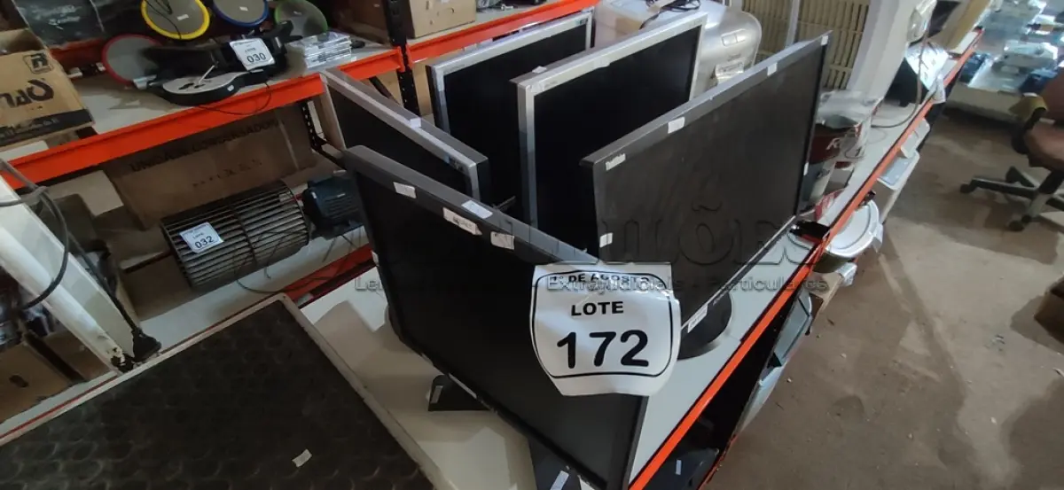 LOTE 172 - 05 MONITORES DE MARCAS E MODELOS DIVERSOS. (NO ESTADO) ATENÇÃO! FAZER A VISITAÇÃO ANTES DE ARREMATAR, NÃO SABEMOS SE FUNCIONA, LEILÃO NÃO TEM GARANTIA E NEM DEVOLUÇÃO, SUJEITO A POSSÍVEIS AVARIAS VISÍVEIS/OCULTAS E/OU AUSÊNCIA DE COMPONENTES.