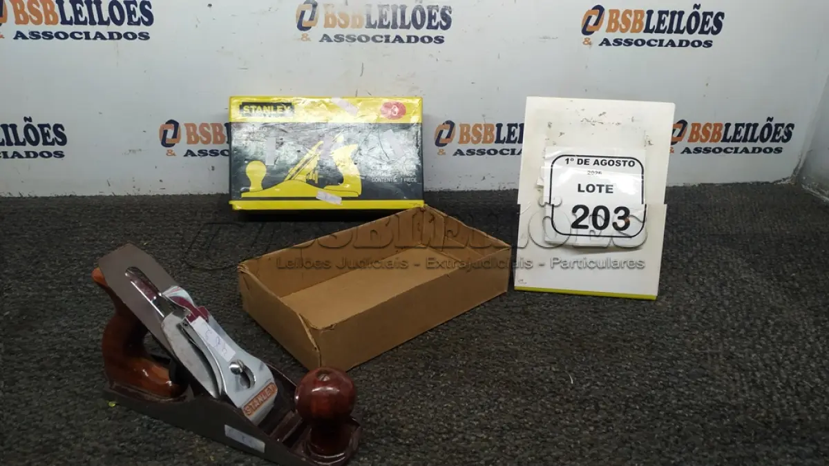LOTE 203 - 01 PLAINA MANUAL N3 MARCA STANLEY. (NO ESTADO) ATENÇÃO! FAZER A VISITAÇÃO ANTES DE ARREMATAR, NÃO SABEMOS SE FUNCIONA, LEILÃO NÃO TEM GARANTIA E NEM DEVOLUÇÃO, SUJEITO A POSSÍVEIS AVARIAS VISÍVEIS/OCULTAS E/OU AUSÊNCIA DE COMPONENTES.