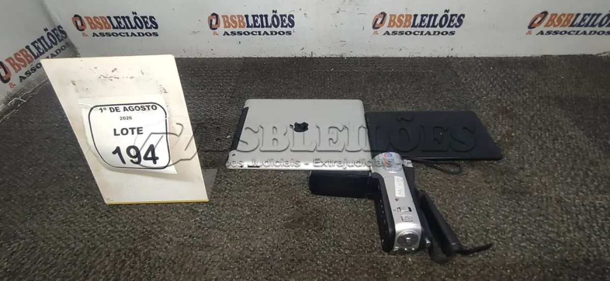 LOTE 194 - 01 FILMADORA MARCA NEWLINK, 01 TABLET MARCA SAMSUNG E 01 IPAD. (NO ESTADO) ATENÇÃO! FAZER A VISITAÇÃO ANTES DE ARREMATAR, NÃO SABEMOS SE FUNCIONA, LEILÃO NÃO TEM GARANTIA E NEM DEVOLUÇÃO, SUJEITO A POSSÍVEIS AVARIAS VISÍVEIS/OCULTAS E/OU AUSÊNCIA DE COMPONENTES.